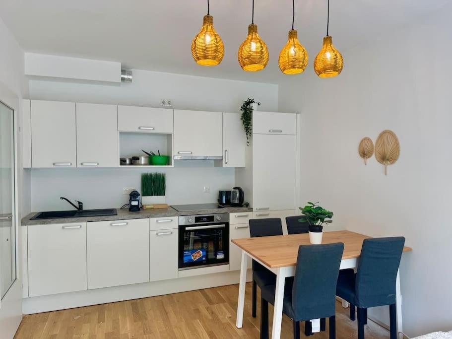 Rooftop Apartment With Balcony & Free Parking Wien Eksteriør billede